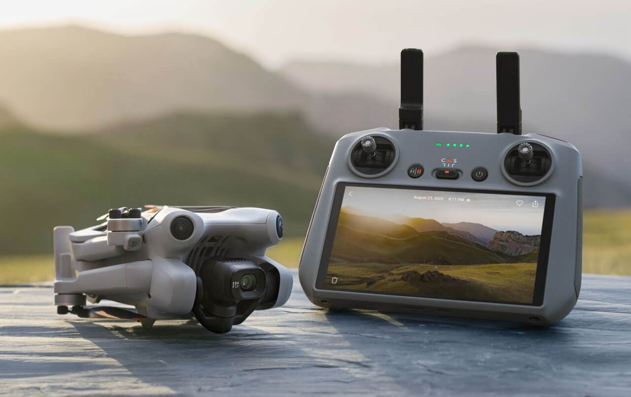 Drone Mini 4 Pro plié et télécommande